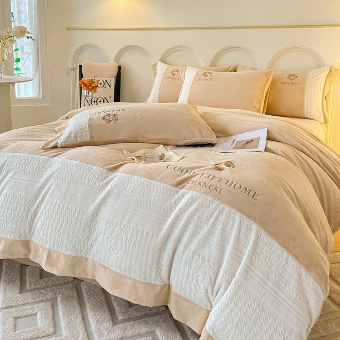 91家纺网 家纺一手货源 找家纺 娜娜 2023新款牛奶绒三拼轻奢风四件套 奶咖