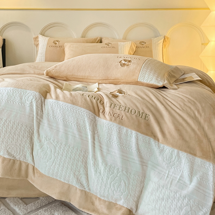 91家纺网 家纺一手货源 找家纺 娜娜 2023新款牛奶绒三拼轻奢风四件套 奶咖