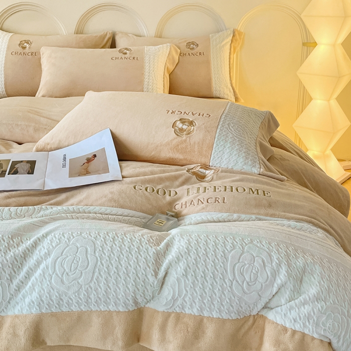 91家纺网 家纺一手货源 找家纺 娜娜 2023新款牛奶绒三拼轻奢风四件套 奶咖