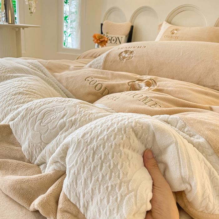 91家纺网 家纺一手货源 找家纺 娜娜 2023新款牛奶绒三拼轻奢风四件套 奶咖