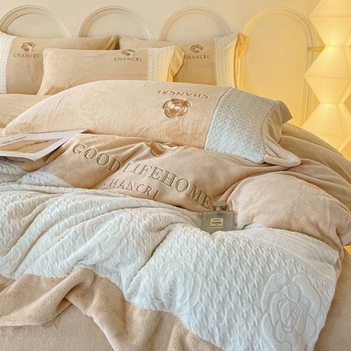 91家纺网 家纺一手货源 找家纺 娜娜 2023新款牛奶绒三拼轻奢风四件套 奶咖