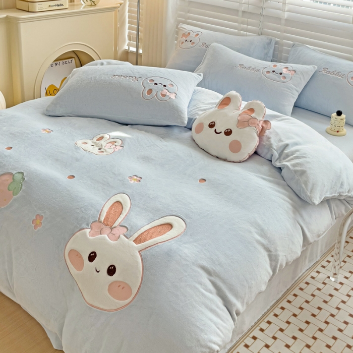 91家纺网 家纺一手货源 找家纺 娜娜 2023新款牛奶绒毛巾绣套件 萌萌兔-天空蓝小号