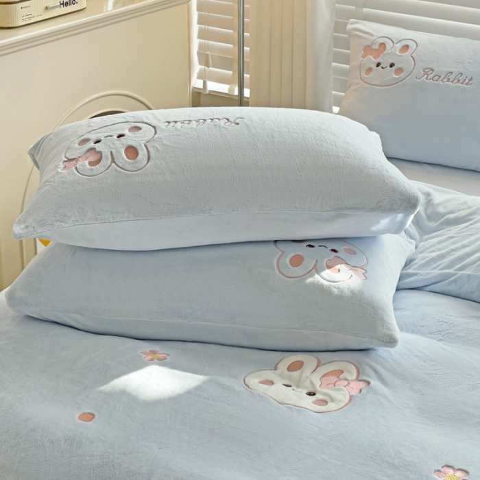 91家纺网 家纺一手货源 找家纺 娜娜 2023新款牛奶绒毛巾绣套件 萌萌兔-天空蓝小号