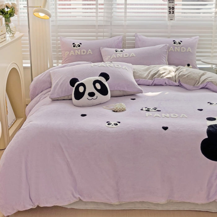 91家纺网 家纺一手货源 找家纺 娜娜 2023新款牛奶绒毛巾绣套件 熊猫多多-浅紫