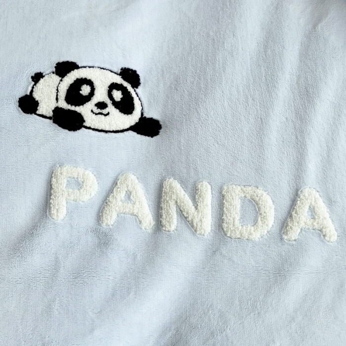 91家纺网 家纺一手货源 找家纺 娜娜 2023新款牛奶绒毛巾绣套件 熊猫多多-天空蓝小号