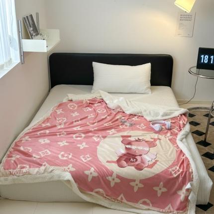 91家纺网 家纺一手货源 找家纺 色鬼 2023新款多功能泰迪绒婴儿绒毛毯盖毯子休闲披肩毯 天使熊粉