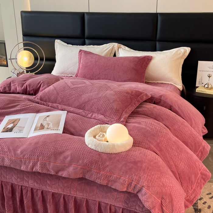 91家纺网 家纺一手货源 找家纺 美伦美焕2023新款纯色立体雕花牛奶绒床盖四件套床裙款式 豆沙