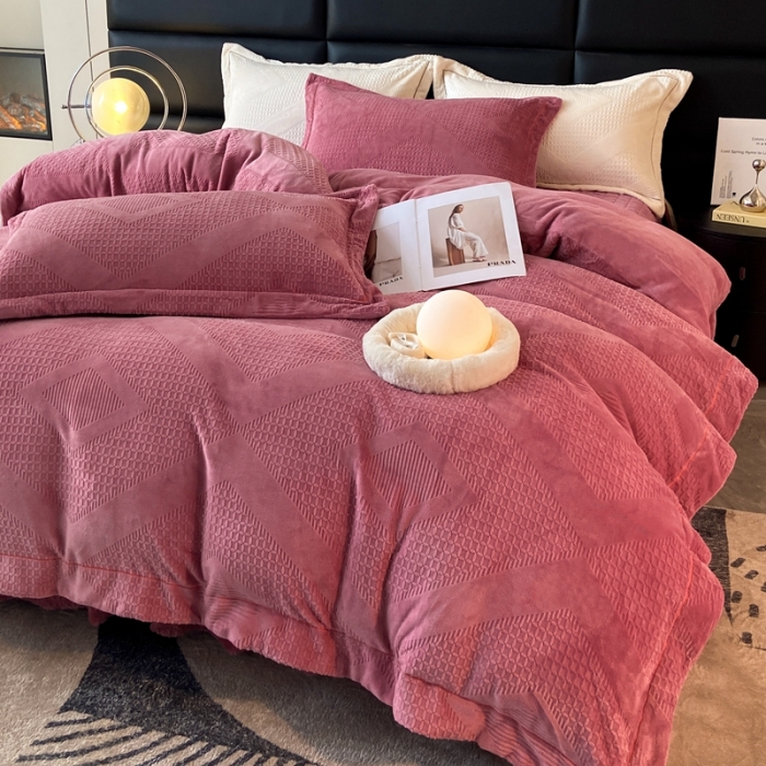 91家纺网 家纺一手货源 找家纺 美伦美焕2023新款纯色立体雕花牛奶绒床盖四件套床裙款式 豆沙