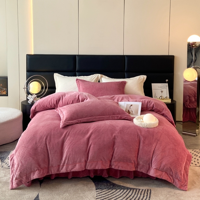 91家纺网 家纺一手货源 找家纺 美伦美焕2023新款纯色立体雕花牛奶绒床盖四件套床裙款式 豆沙