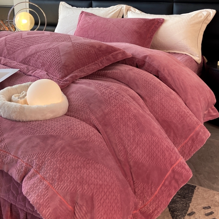 91家纺网 家纺一手货源 找家纺 美伦美焕2023新款纯色立体雕花牛奶绒床盖四件套床裙款式 豆沙