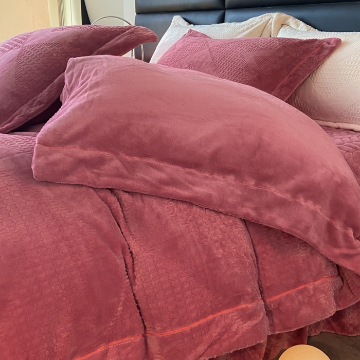 91家纺网 家纺一手货源 找家纺 美伦美焕2023新款纯色立体雕花牛奶绒床盖四件套床裙款式 豆沙