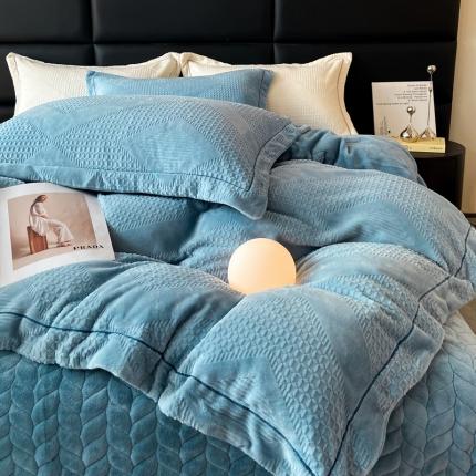 91家纺网 家纺一手货源 找家纺 美伦美焕2023新款纯色立体雕花牛奶绒床盖四件套床裙款式 兰灰