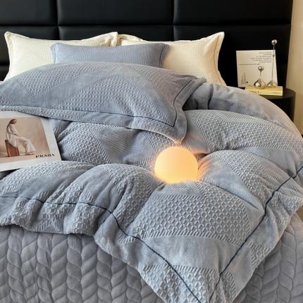 91家纺网 家纺一手货源 找家纺 美伦美焕2023新款纯色立体雕花牛奶绒床盖四件套床裙款式 银灰