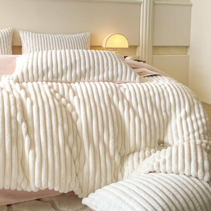 91家纺网 家纺一手货源 找家纺 金爱家 2023新款全消光A类纯色獭兔绒立体牛奶绒四件套 兔毛抽条白粉