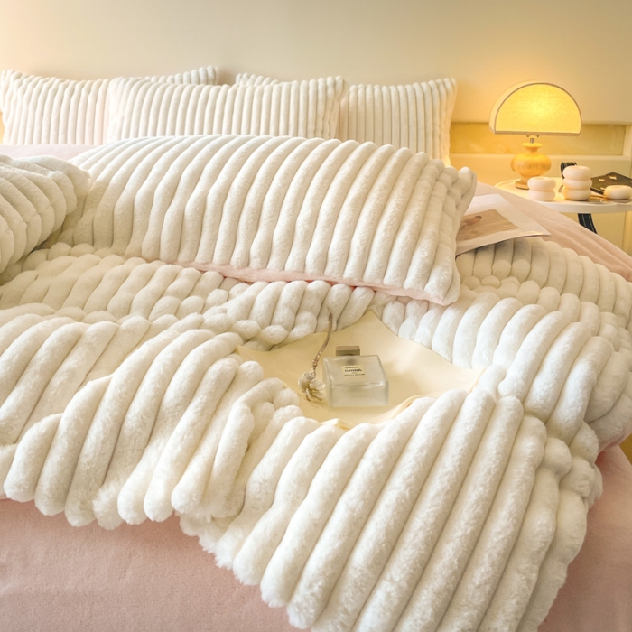 91家纺网 家纺一手货源 找家纺 金爱家 2023新款全消光A类纯色獭兔绒立体牛奶绒四件套 兔毛抽条白粉