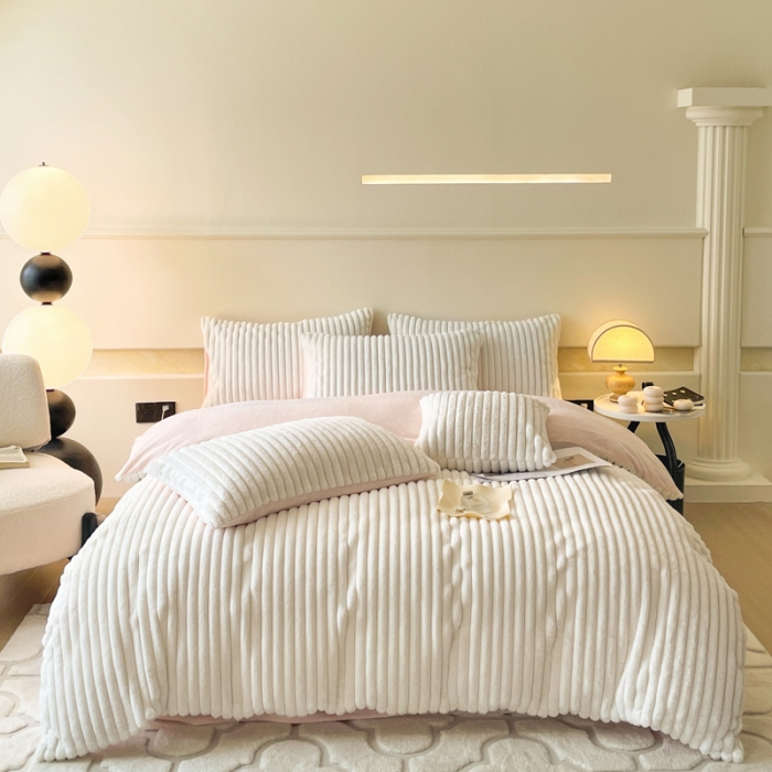 91家纺网 家纺一手货源 找家纺 金爱家 2023新款全消光A类纯色獭兔绒立体牛奶绒四件套 兔毛抽条白粉