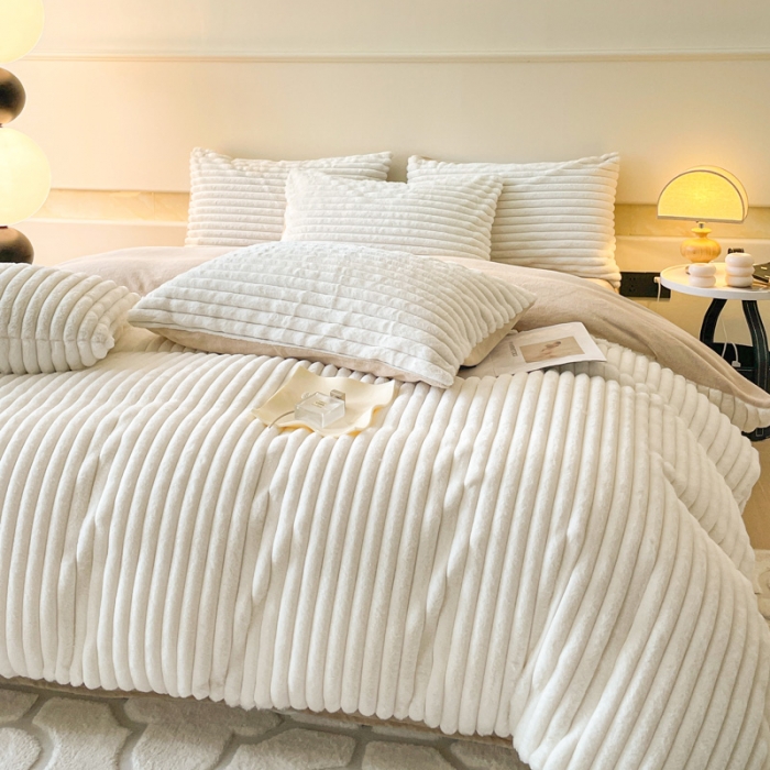 91家纺网 家纺一手货源 找家纺 金爱家 2023新款全消光A类纯色獭兔绒立体牛奶绒四件套 兔毛抽条白咖