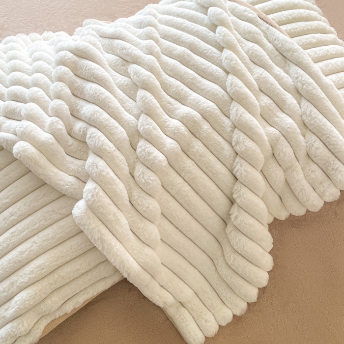 91家纺网 家纺一手货源 找家纺 金爱家 2023新款全消光A类纯色獭兔绒立体牛奶绒四件套 兔毛抽条白咖