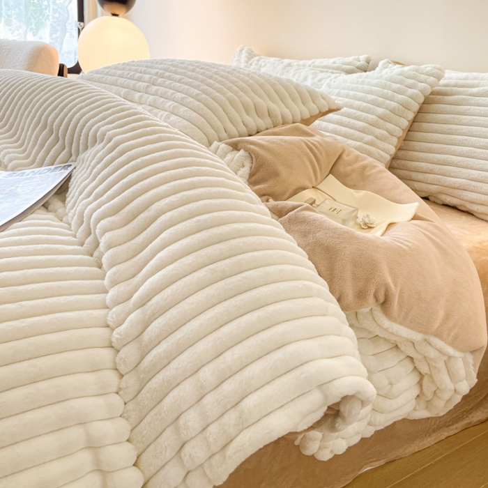 91家纺网 家纺一手货源 找家纺 金爱家 2023新款全消光A类纯色獭兔绒立体牛奶绒四件套 兔毛抽条白咖