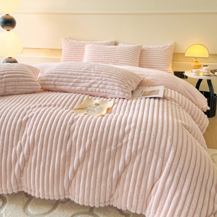 91家纺网 家纺一手货源 找家纺 金爱家 2023新款全消光A类纯色獭兔绒立体牛奶绒四件套 兔毛抽条粉