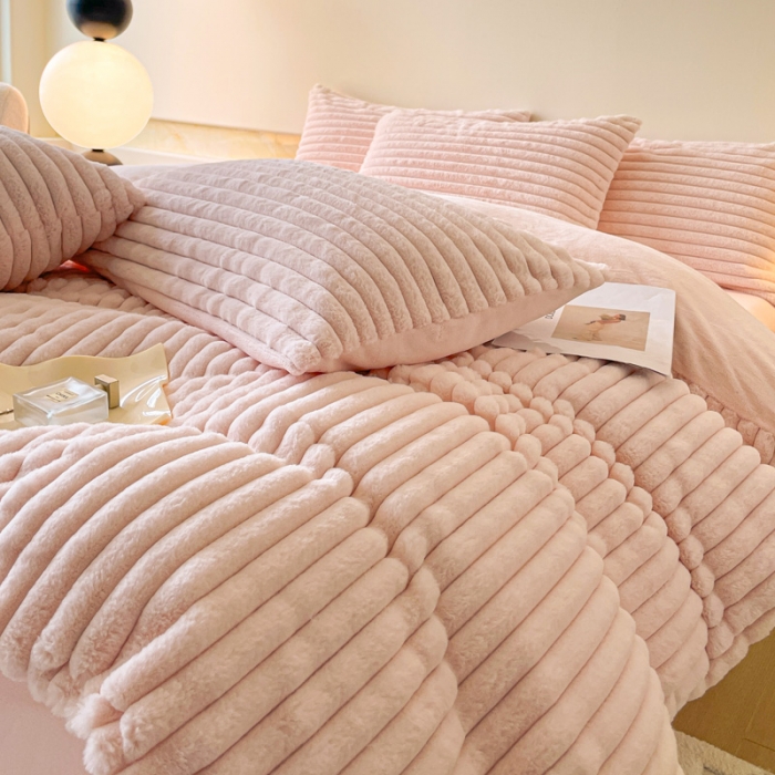 91家纺网 家纺一手货源 找家纺 金爱家 2023新款全消光A类纯色獭兔绒立体牛奶绒四件套 兔毛抽条粉