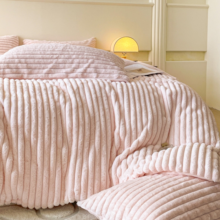 91家纺网 家纺一手货源 找家纺 金爱家 2023新款全消光A类纯色獭兔绒立体牛奶绒四件套 兔毛抽条粉