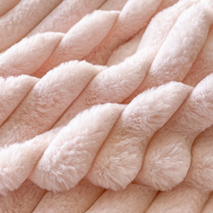 91家纺网 家纺一手货源 找家纺 金爱家 2023新款全消光A类纯色獭兔绒立体牛奶绒四件套 兔毛抽条粉