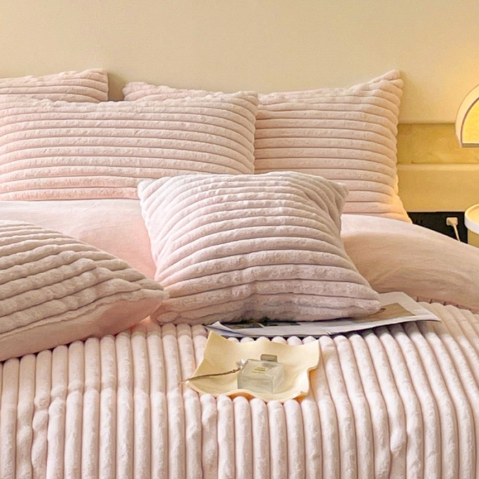 91家纺网 家纺一手货源 找家纺 金爱家 2023新款全消光A类纯色獭兔绒立体牛奶绒四件套 兔毛抽条粉