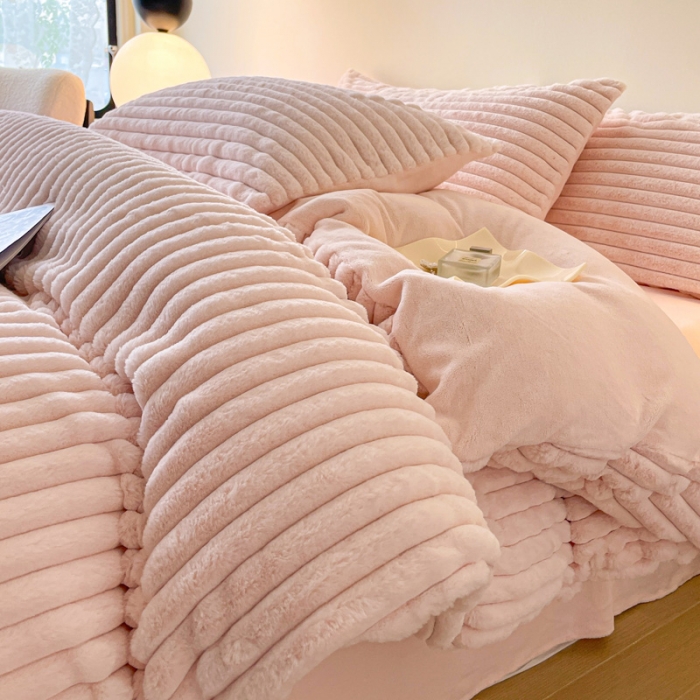 91家纺网 家纺一手货源 找家纺 金爱家 2023新款全消光A类纯色獭兔绒立体牛奶绒四件套 兔毛抽条粉