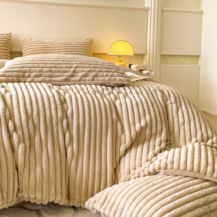 91家纺网 家纺一手货源 找家纺 金爱家 2023新款全消光A类纯色獭兔绒立体牛奶绒四件套 兔毛抽条咖