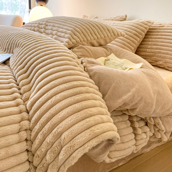 91家纺网 家纺一手货源 找家纺 金爱家 2023新款全消光A类纯色獭兔绒立体牛奶绒四件套 兔毛抽条咖