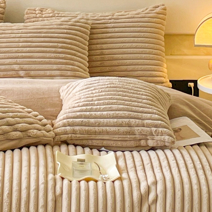 91家纺网 家纺一手货源 找家纺 金爱家 2023新款全消光A类纯色獭兔绒立体牛奶绒四件套 兔毛抽条咖