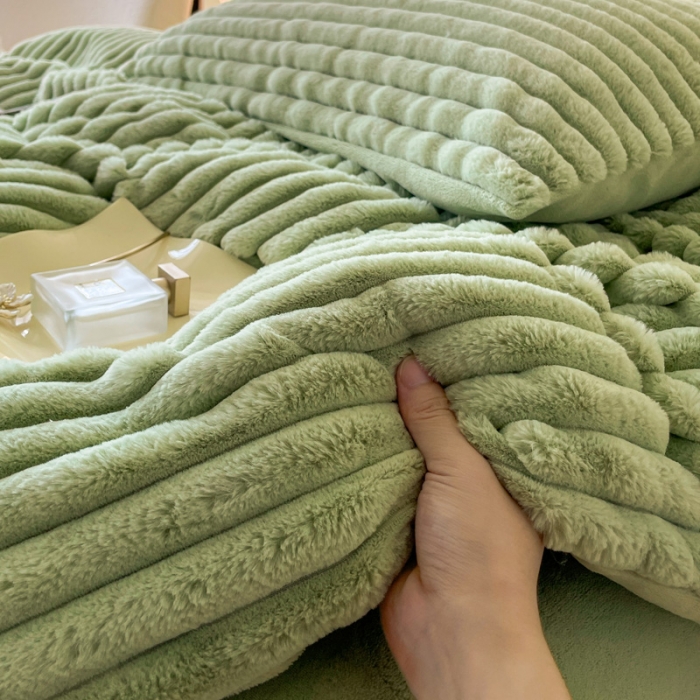 91家纺网 家纺一手货源 找家纺 金爱家 2023新款全消光A类纯色獭兔绒立体牛奶绒四件套 兔毛抽条牛油果绿