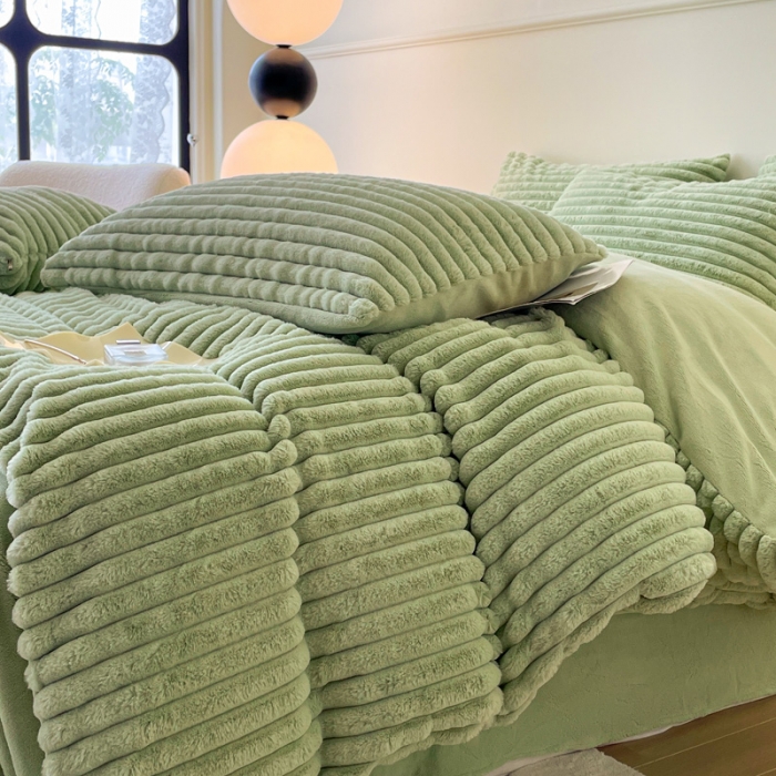 91家纺网 家纺一手货源 找家纺 金爱家 2023新款全消光A类纯色獭兔绒立体牛奶绒四件套 兔毛抽条牛油果绿