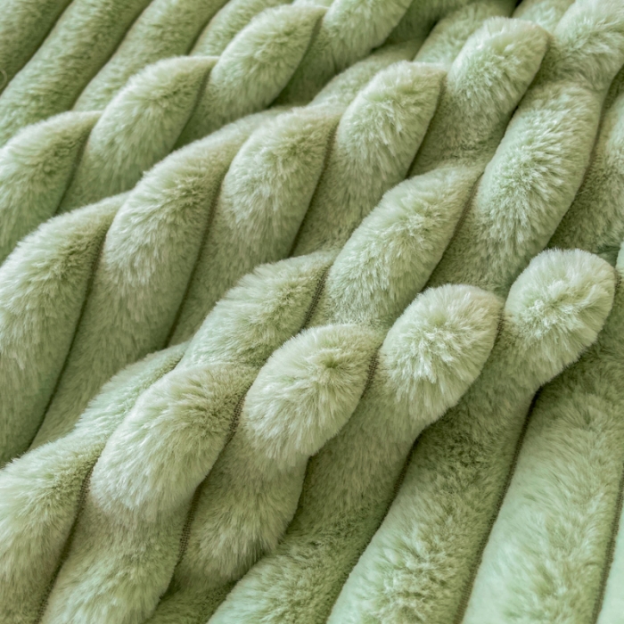 91家纺网 家纺一手货源 找家纺 金爱家 2023新款全消光A类纯色獭兔绒立体牛奶绒四件套 兔毛抽条牛油果绿