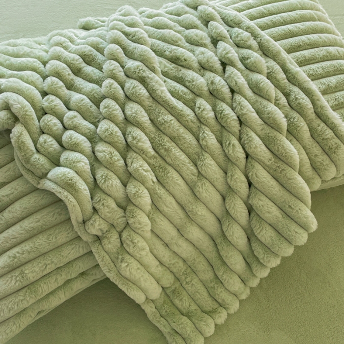 91家纺网 家纺一手货源 找家纺 金爱家 2023新款全消光A类纯色獭兔绒立体牛奶绒四件套 兔毛抽条牛油果绿