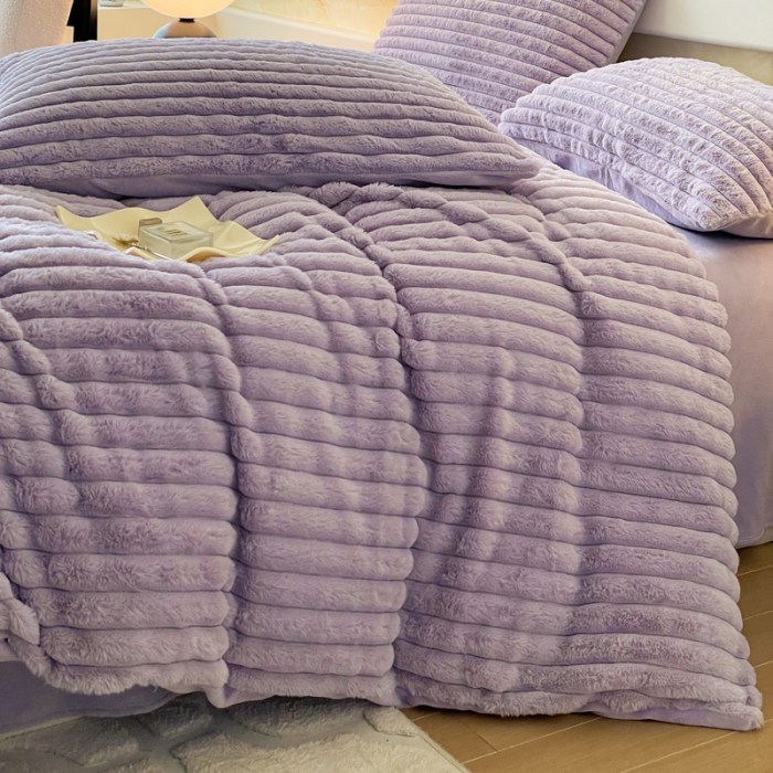 91家纺网 家纺一手货源 找家纺 金爱家 2023新款全消光A类纯色獭兔绒立体牛奶绒四件套 兔毛抽条香芋紫