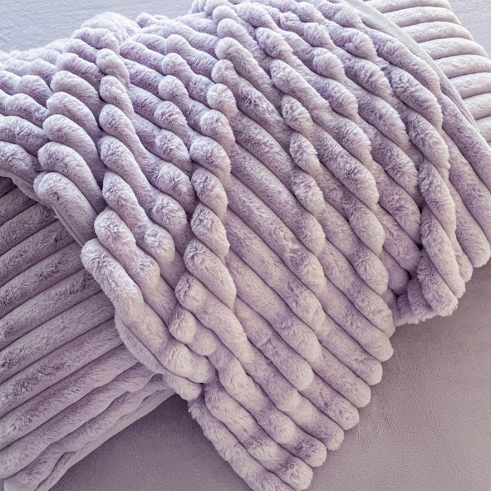 91家纺网 家纺一手货源 找家纺 金爱家 2023新款全消光A类纯色獭兔绒立体牛奶绒四件套 兔毛抽条香芋紫