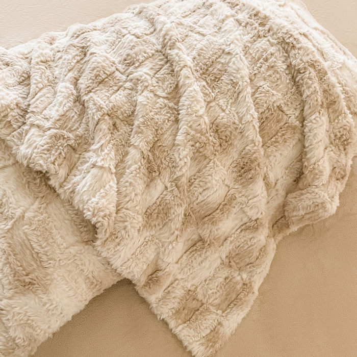 91家纺网 家纺一手货源 找家纺 金爱家 2023新款全消光A类纯色獭兔绒立体牛奶绒四件套 兔毛晕染咖