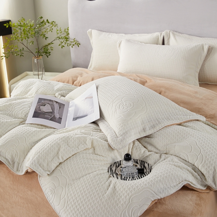 91家纺网 家纺一手货源 找家纺 （总）佳居缘 2023新款230g全消光牛奶绒四件套-雕花+滚绳系列