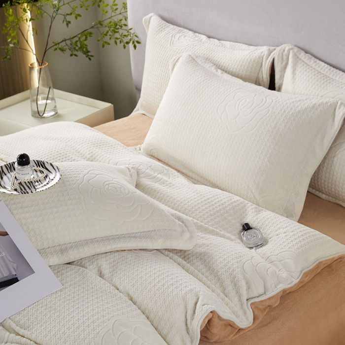 91家纺网 家纺一手货源 找家纺 佳居缘2023新款230g全消光牛奶绒四件套-雕花+滚绳系列 晴栀-白