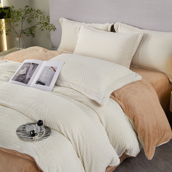 91家纺网 家纺一手货源 找家纺 佳居缘2023新款230g全消光牛奶绒四件套-雕花+滚绳系列 晴栀-白