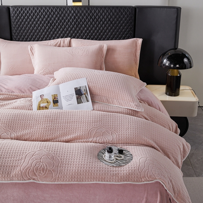 91家纺网 家纺一手货源 找家纺 佳居缘2023新款230g全消光牛奶绒四件套-雕花+滚绳系列 晴栀-粉