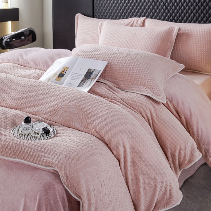 91家纺网 家纺一手货源 找家纺 佳居缘2023新款230g全消光牛奶绒四件套-雕花+滚绳系列 晴栀-粉