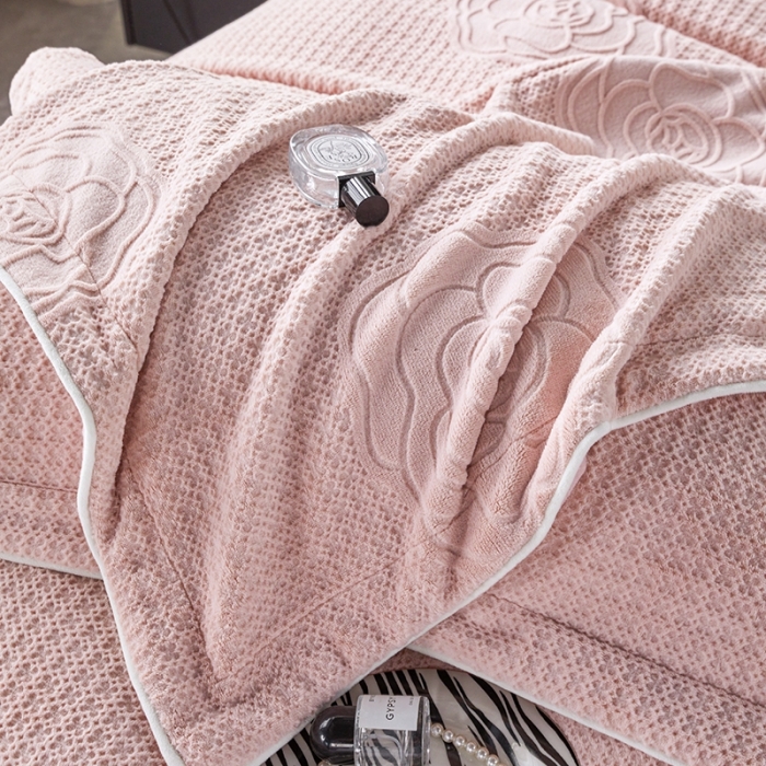 91家纺网 家纺一手货源 找家纺 佳居缘2023新款230g全消光牛奶绒四件套-雕花+滚绳系列 晴栀-粉