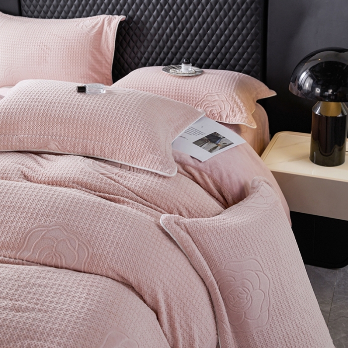 91家纺网 家纺一手货源 找家纺 佳居缘2023新款230g全消光牛奶绒四件套-雕花+滚绳系列 晴栀-粉