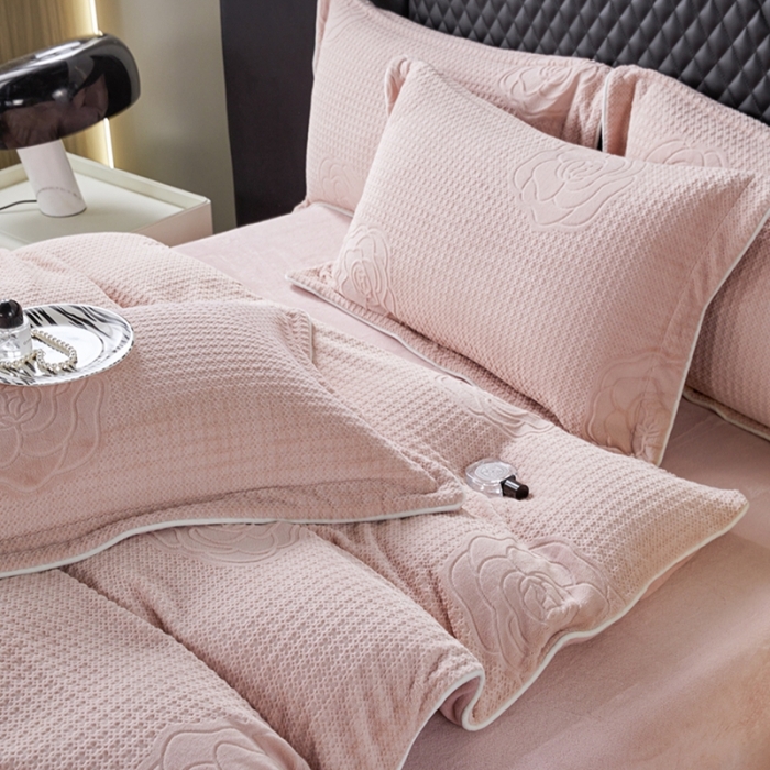 91家纺网 家纺一手货源 找家纺 佳居缘2023新款230g全消光牛奶绒四件套-雕花+滚绳系列 晴栀-粉