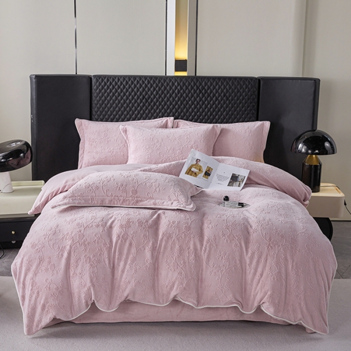 91家纺网 家纺一手货源 找家纺 佳居缘2023新款230g全消光牛奶绒四件套-雕花+滚绳系列 夕颜-紫