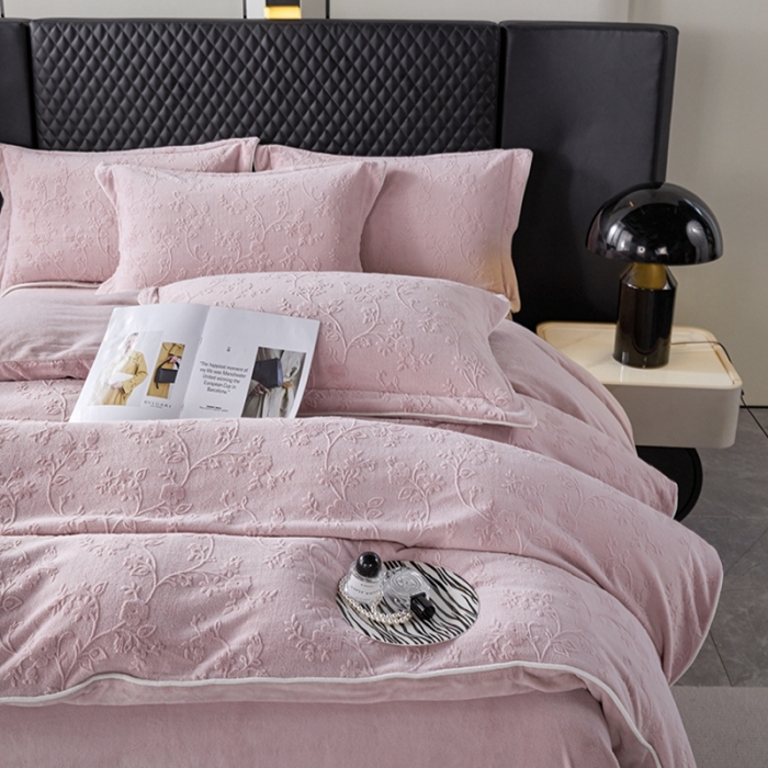 91家纺网 家纺一手货源 找家纺 佳居缘2023新款230g全消光牛奶绒四件套-雕花+滚绳系列 夕颜-紫