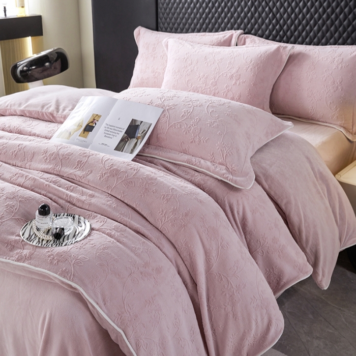 91家纺网 家纺一手货源 找家纺 佳居缘2023新款230g全消光牛奶绒四件套-雕花+滚绳系列 夕颜-紫